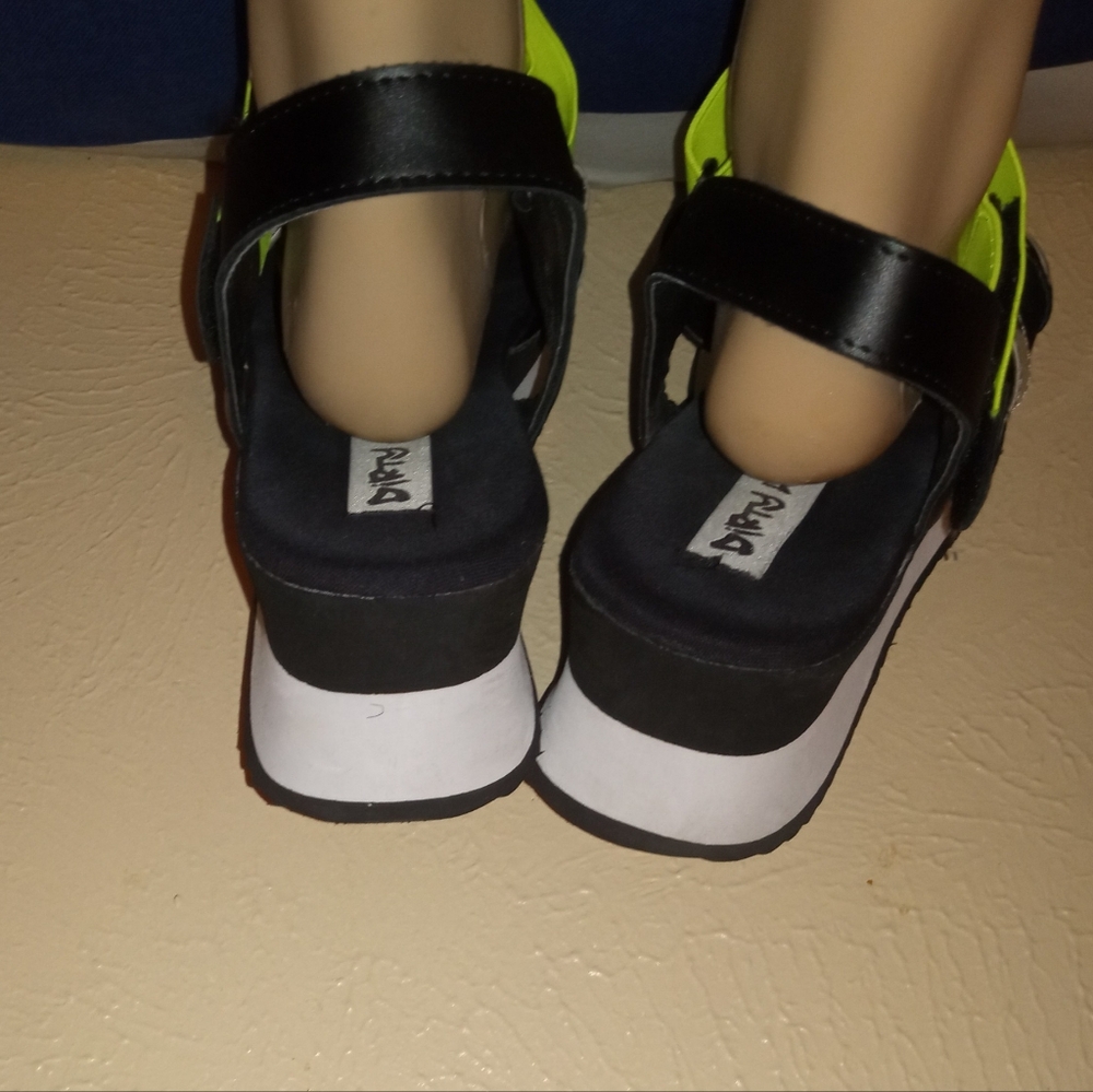 Sandles - Picture 2 of 4
